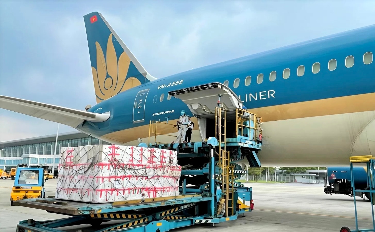 Không chỉ đảm bảo khai thác an toàn, Vietnam Airlines luôn tiên phong đồng hành thực hiện trách nhiệm xã hội trong mọi thời điểm