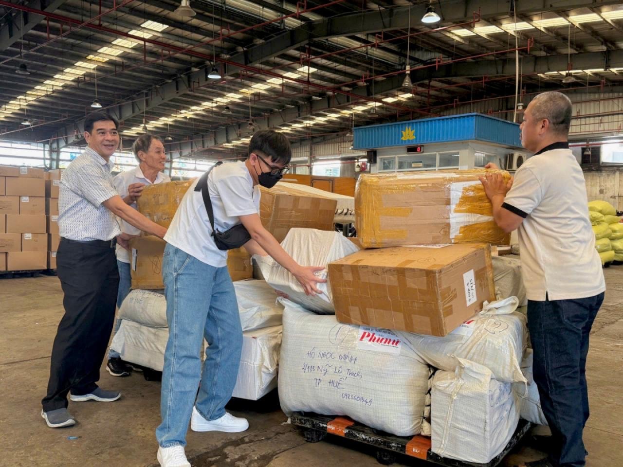 Trong đợt vận chuyển miễn phí hàng hóa hỗ trợ trước đó, tính đến ngày 20_11, trên 30 tấn nhu yếu phẩm, thuốc men, quần áo và các vật dụng thiết yếu đã được Vietnam Airlines chuyển tới đồng bào vùng mưa lũ tại các đ
