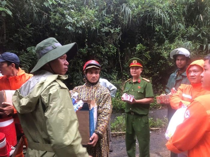  Thức ăn, nước uống được trao cho bà con. 