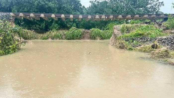  Nền đường sắt bị cuốn trôi cần nhiều thời gian để khắc phục. Ảnh: CTV 