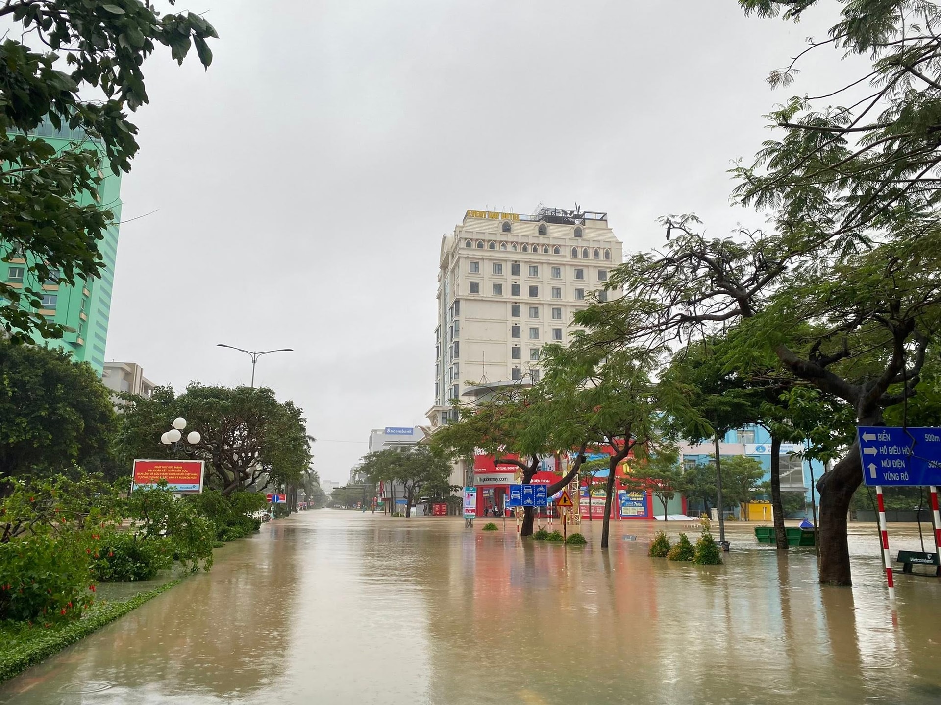 Lũ lịch sử tại Phú Yên những ngày qua. Trong ảnh là đường Hùng Vương, Tu