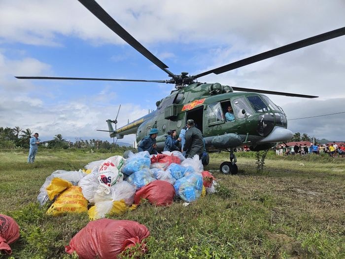 Trực thăng chở vật tư cứu trợ đồng bào vùng lũ lụt đã hạ cánh an toàn.