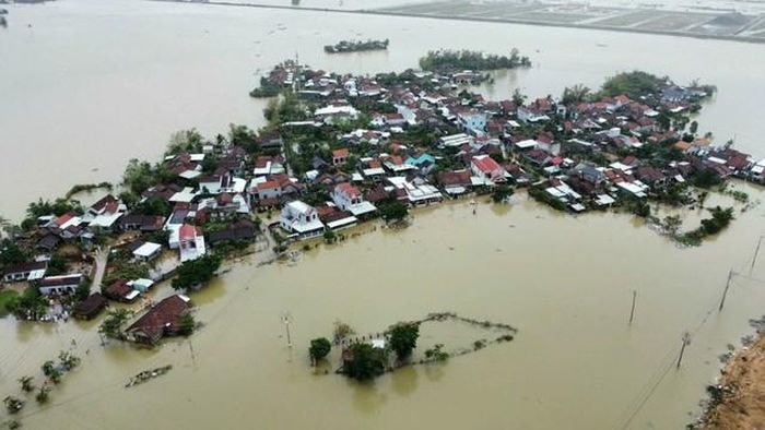 Miền Trung mưa lũ lịch sử gây thiệt hại nặng nề.