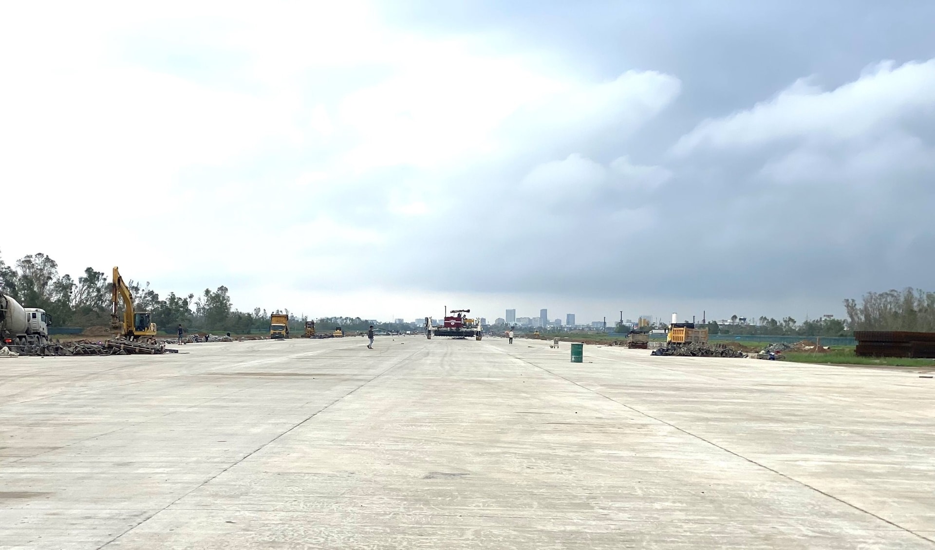 Đường cất hạ cánh gồm đổ bê tông, cấp thoát nước, đường lăn W1, W2 đã cơ bản hoàn thiện. Ảnh: Thu Huyền