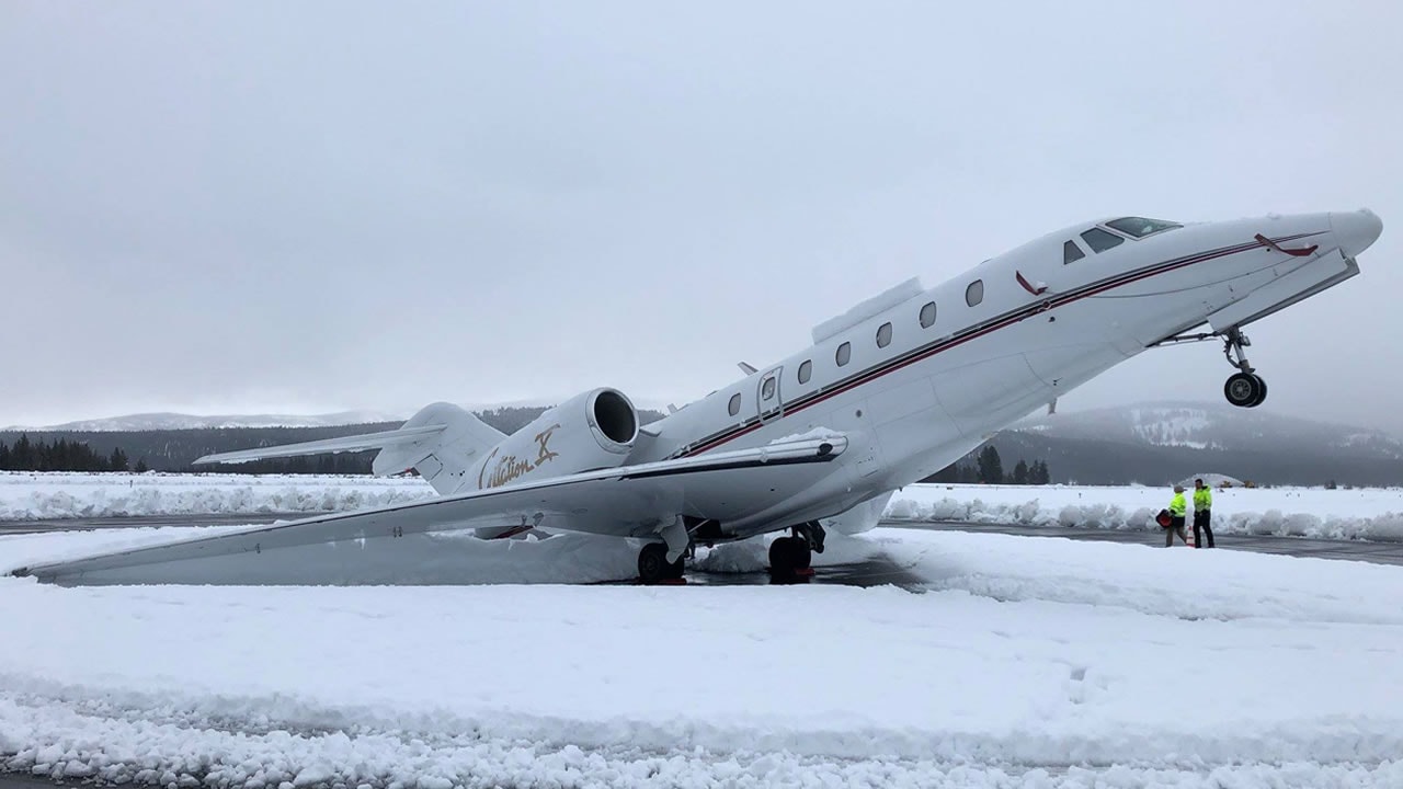 Snow leaves plane in tail-stand at Truckee Tahoe Airport - ABC7 Chicago