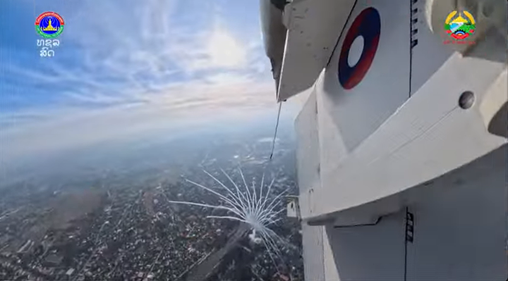 Mãn nhãn màn trình diễn của không quân Lào trong lễ kỷ niệm 50 năm Quốc khánh - 6