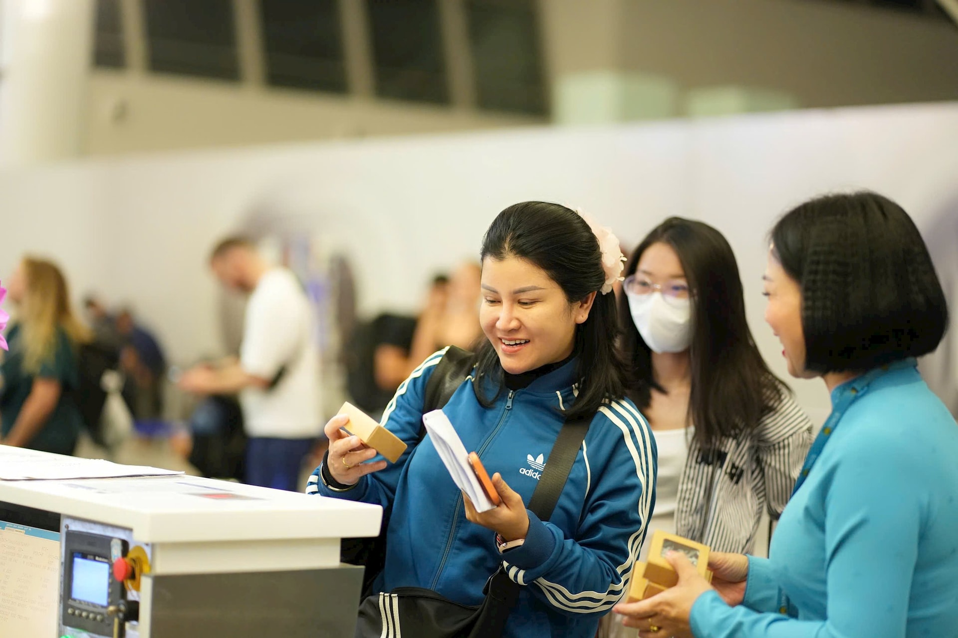 Vietnam Airlines tặng quà lưu niệm cho những hành khách trên chuyến bay đầu tiên kết nối Hà Nội - Cebu.