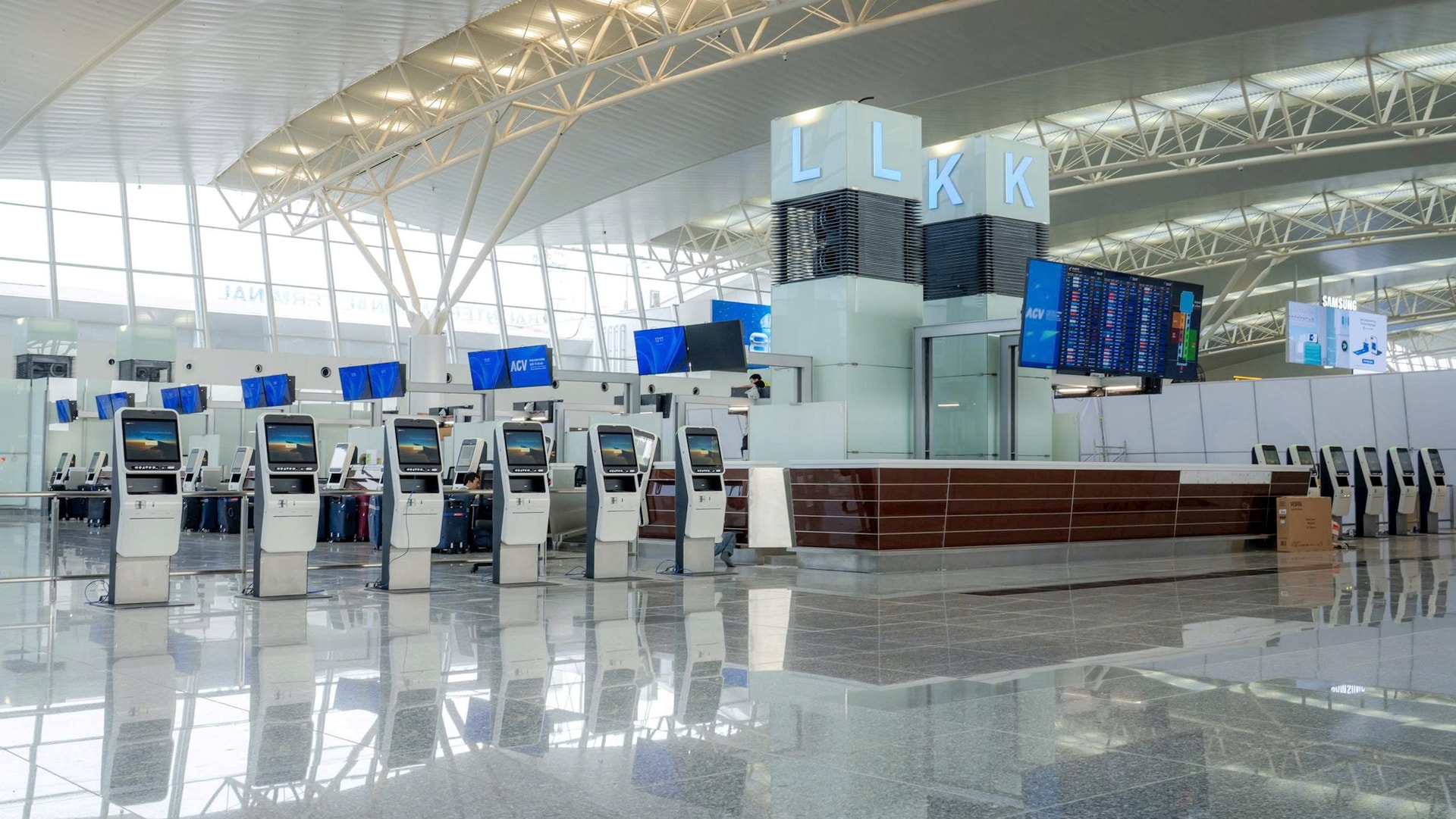 Khu vực làm thủ tục check-in tại đầu Tây (2)