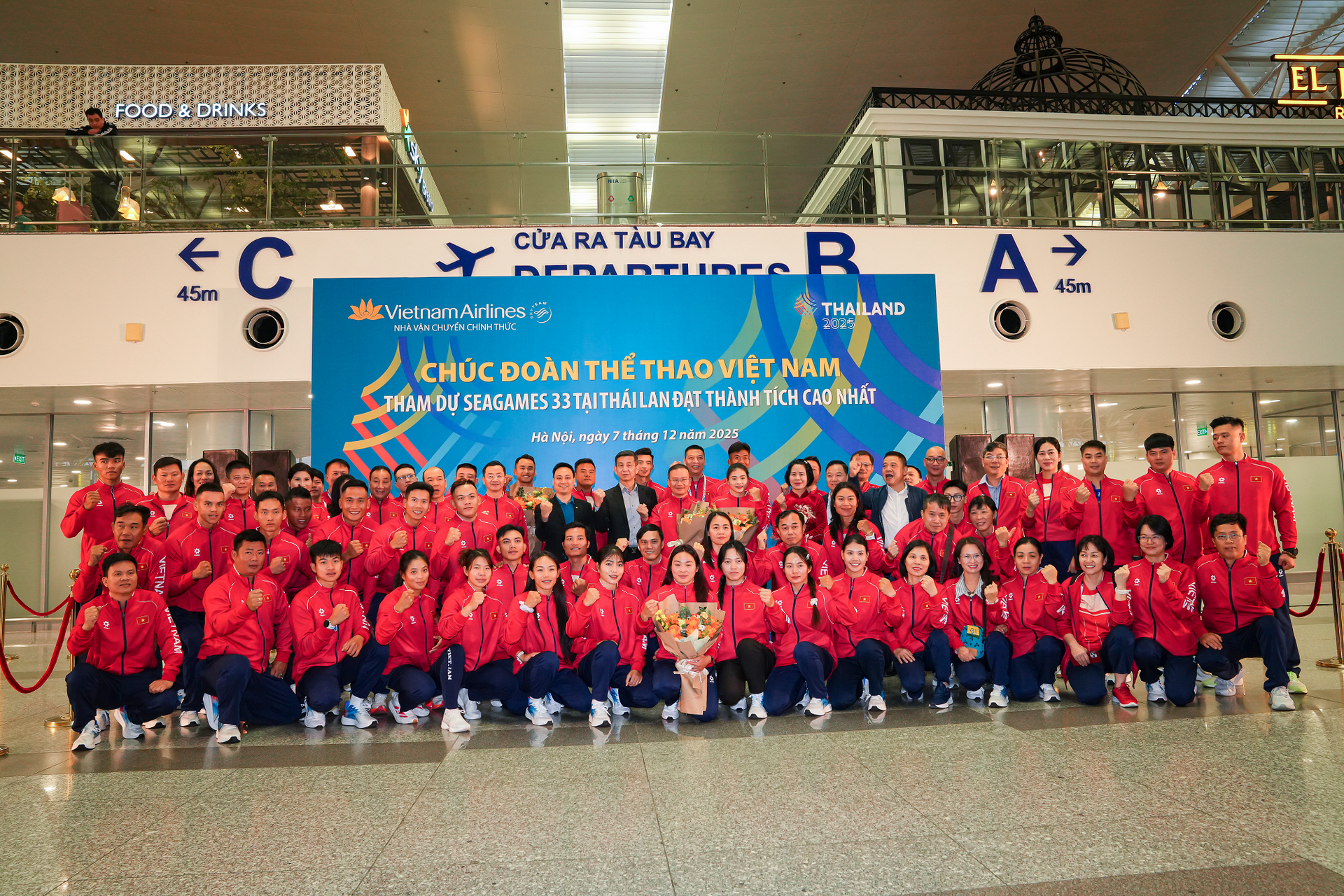 2. Đoàn Thể thao Việt Nam chụp ảnh lưu niệm tại lễ tiễn đoàn do Vietnam Airlines tổ chức trước khi lên đường tham dự SEA Games 33