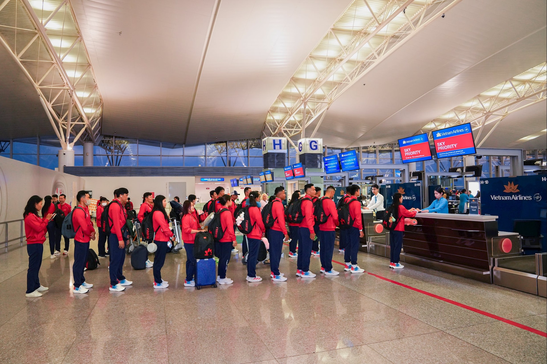3. Đoàn Thể thao Việt Nam làm thủ tục tại khu vực ưu tiên của Vietnam Airlines tại sân bay Nội Bài trước giờ lên đường thi đấu tại SEA Games 33