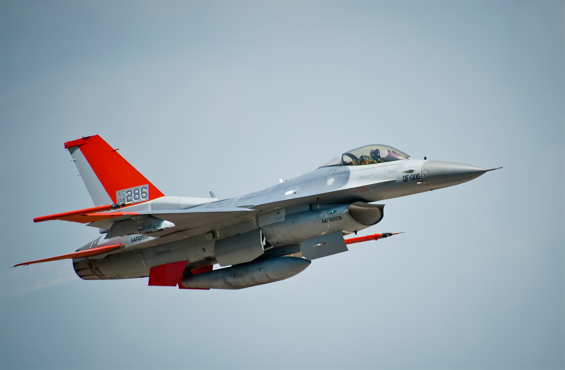 QF-16: Từ chiến đấu cơ lừng danh thành ‘chiến binh thây ma’ 