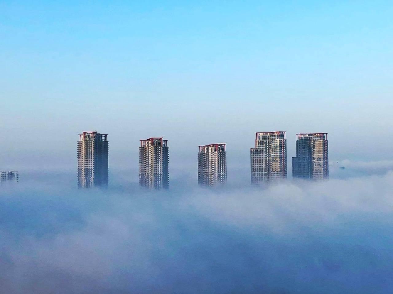 Sương mù dày đặc xuất hiện ở Hà Nội có bất thường?