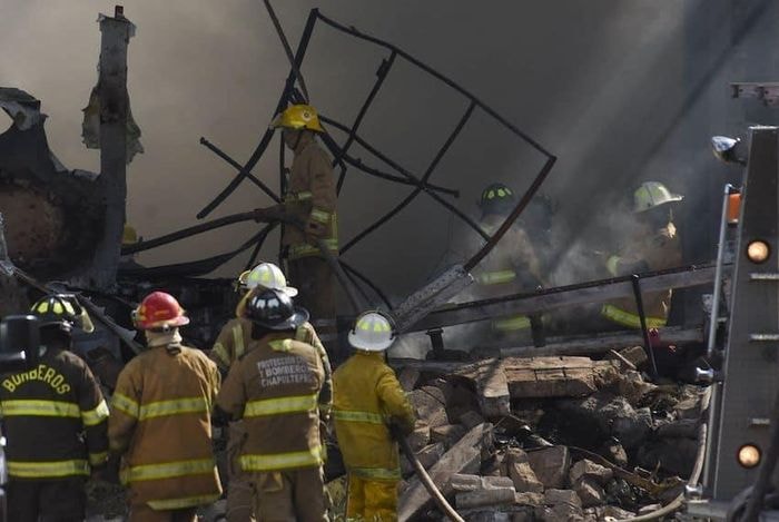  Hiện trường cứu hộ tại Mexico City sau khi chiếc máy bay rơi. Ảnh: Cuartoscuro. 