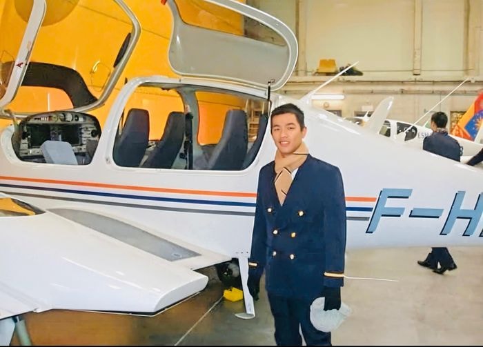 Nguyễn Lê Hoàng tại trường huấn luyện bay ESMA, thành phố Montpellier, Pháp hồi tháng 1/2007.