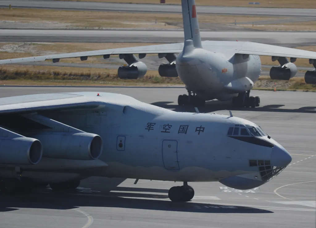 vận tải cơ Y-30 5