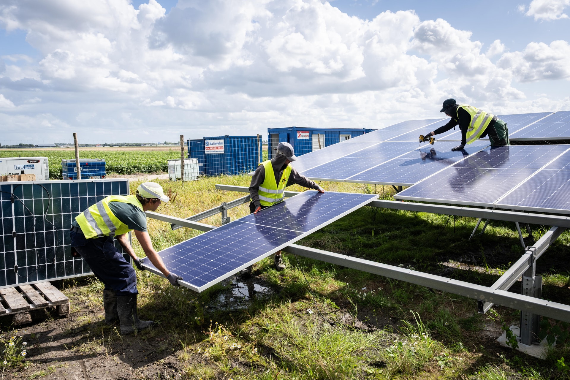 Glare from solar farm blinding pilots at Schipol airport
