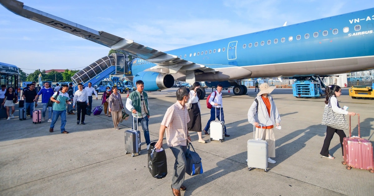 Giá vé máy bay đến TP.HCM tăng 30-50% dịp lễ 30-4 - Tuổi Trẻ Online