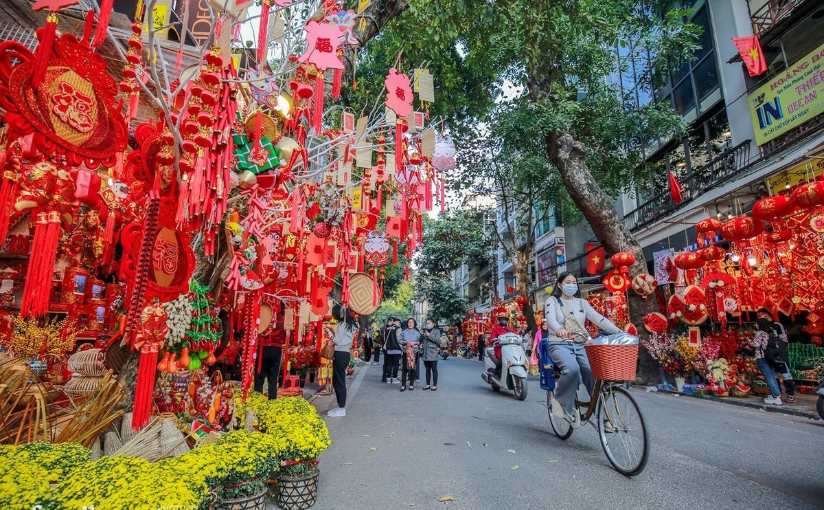 www.hanoitravelink.com-uploads-_media.mia.vn-uploads-blog-du-lich-_kinh-nghiem-du-lich-tet-ha-noi-quen-loi-ve-1-1640288962.jpg