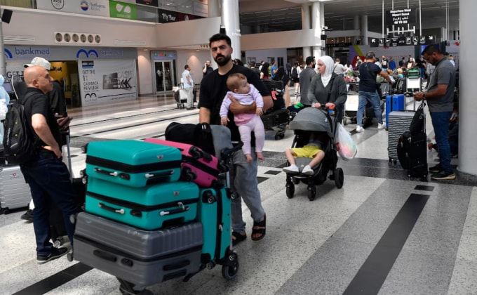 Hành khách đẩy hành lý ra khu vực chờ sau khi chuyến bay của họ bị hoãn hoặc hủy tại Sân bay quốc tế Rafik Hariri ở Beirut, Lebanon, ngày 13/6. Ảnh: EPA-EFE