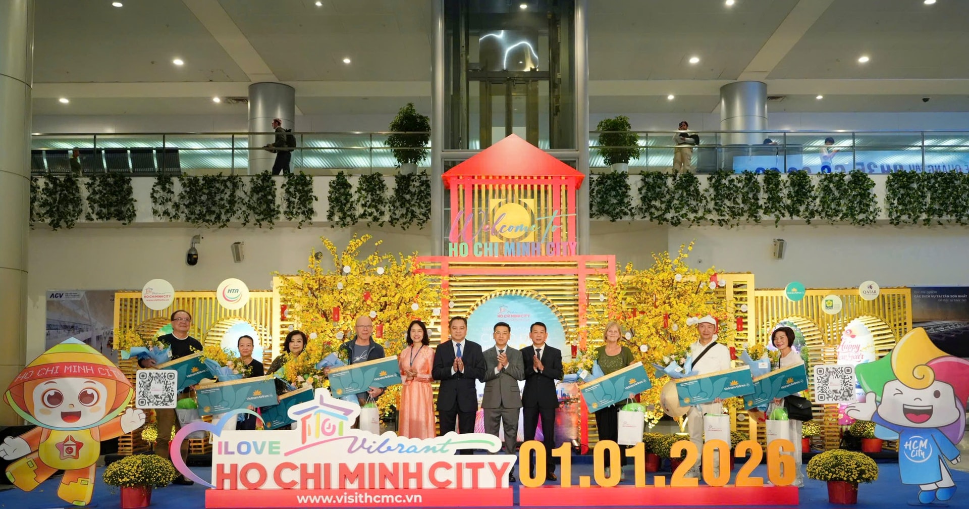 1.3 TP.HCM chào đón những hành khách đầu tiên của năm mới 2026