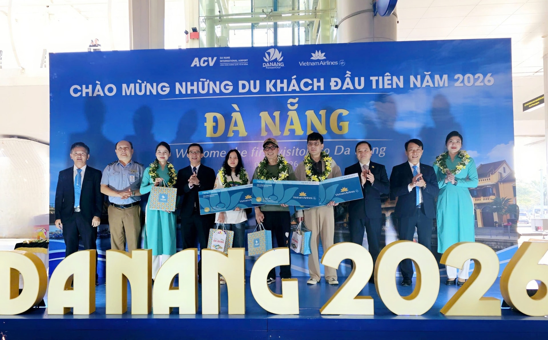 2. Đà Nẵng chào đón những du khách đầu tiên của năm 2026 trong niềm vui hân hoan rạng rỡ