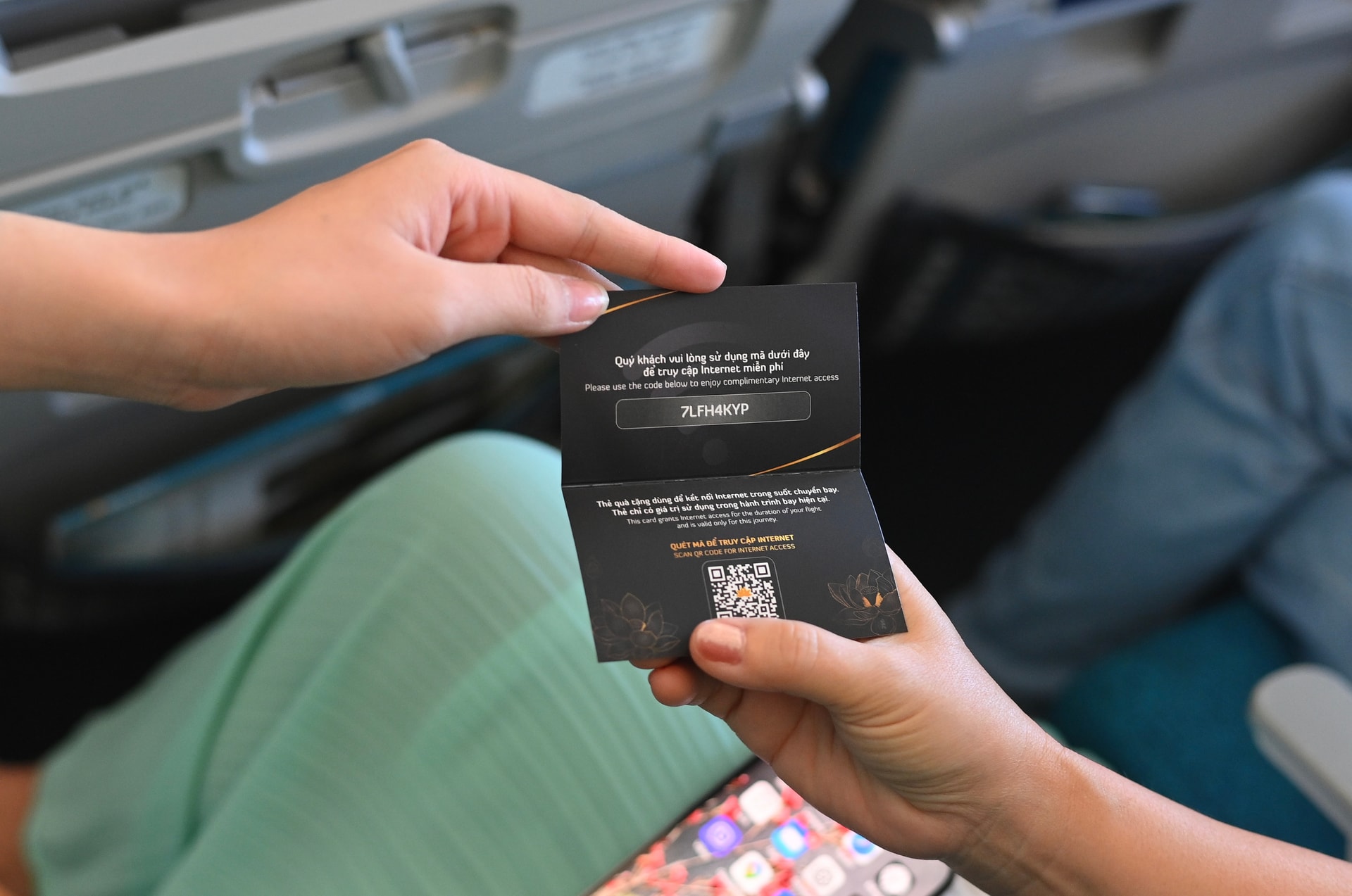Trong thời gian từ nay đến hết 31_3_2026, Vietnam Airlines sẽ tiếp tục cung cấp miễn phí dịch vụ Internet cho khách hàng hạng thương gia và 15 phút nhắn tin cho toàn bộ hành khách.