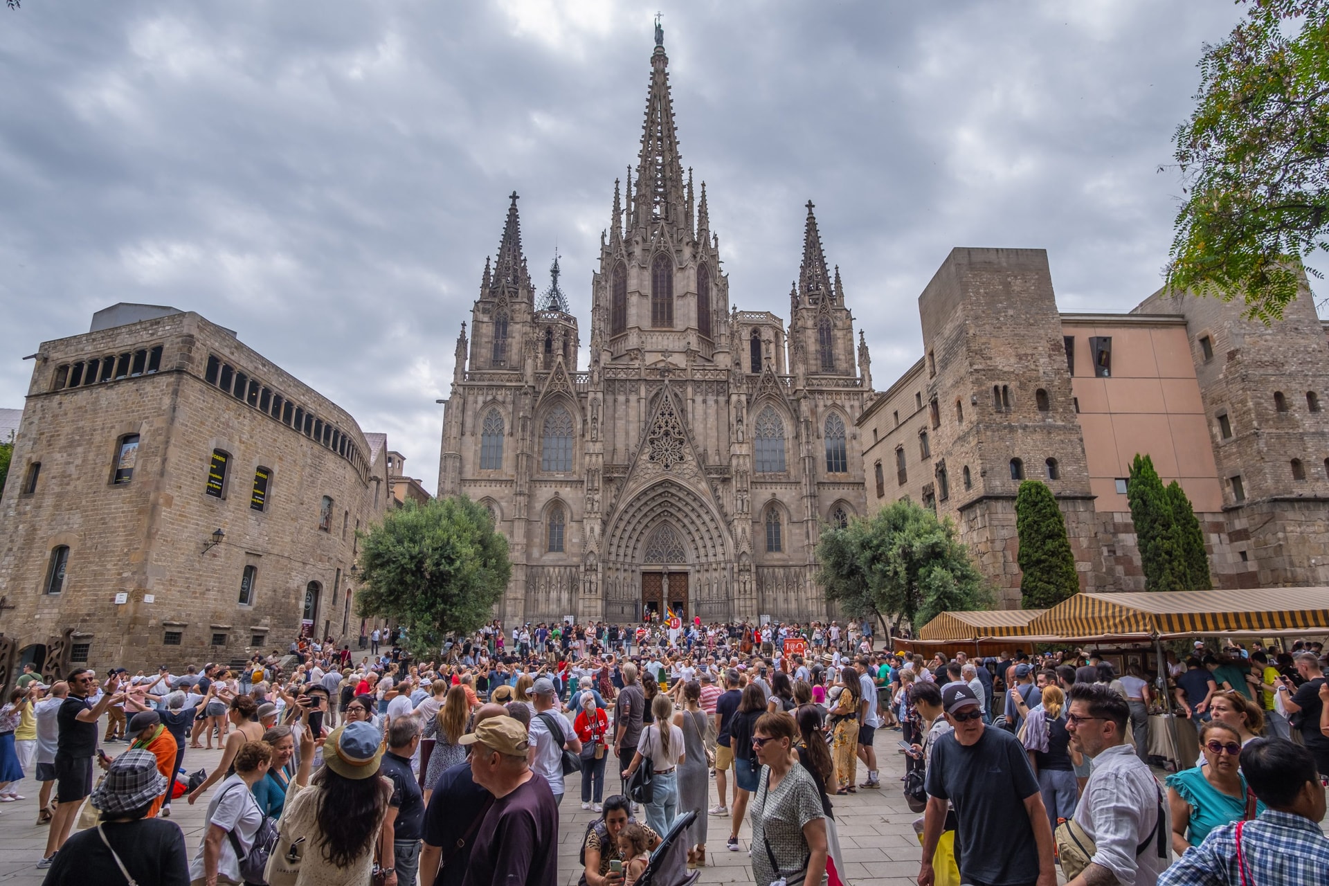 Edinburgh (thủ đô cổ kính của Scotland) dự kiến chính thức áp dụng thuế du lịch 5% trên tổng chi phí lưu trú trong 5 đêm đầu dành cho du khách lưu trú sau ngày 24/7/2026.