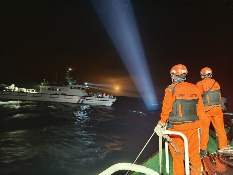 海巡署6日表示，F-16V辛姓飛官晚間疑於花蓮豐濱外海跳傘，獲報後立即開設應變中心指揮調度3艦6艇救援。（海巡署提供）中央社記者黃麗芸傳真 115年1月6日