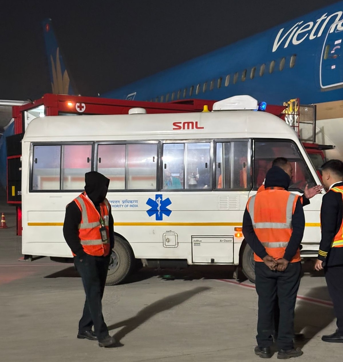 Xe cứu thương cập máy bay để cấp cứu khách (1)