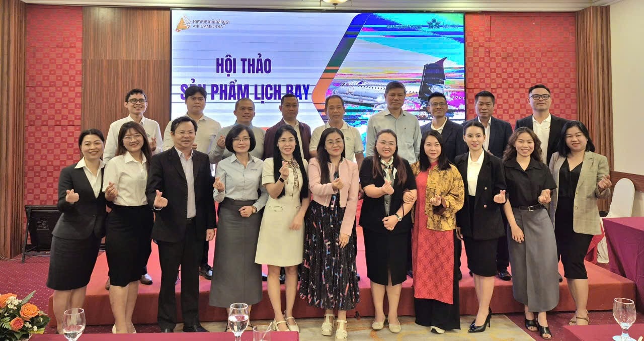 Đại diện Air Cambodia, đại diện Hiệp hội Du lịch Khánh Hòa và các đơn vị lữ hành tại buổi giới thiệu đường bay mới