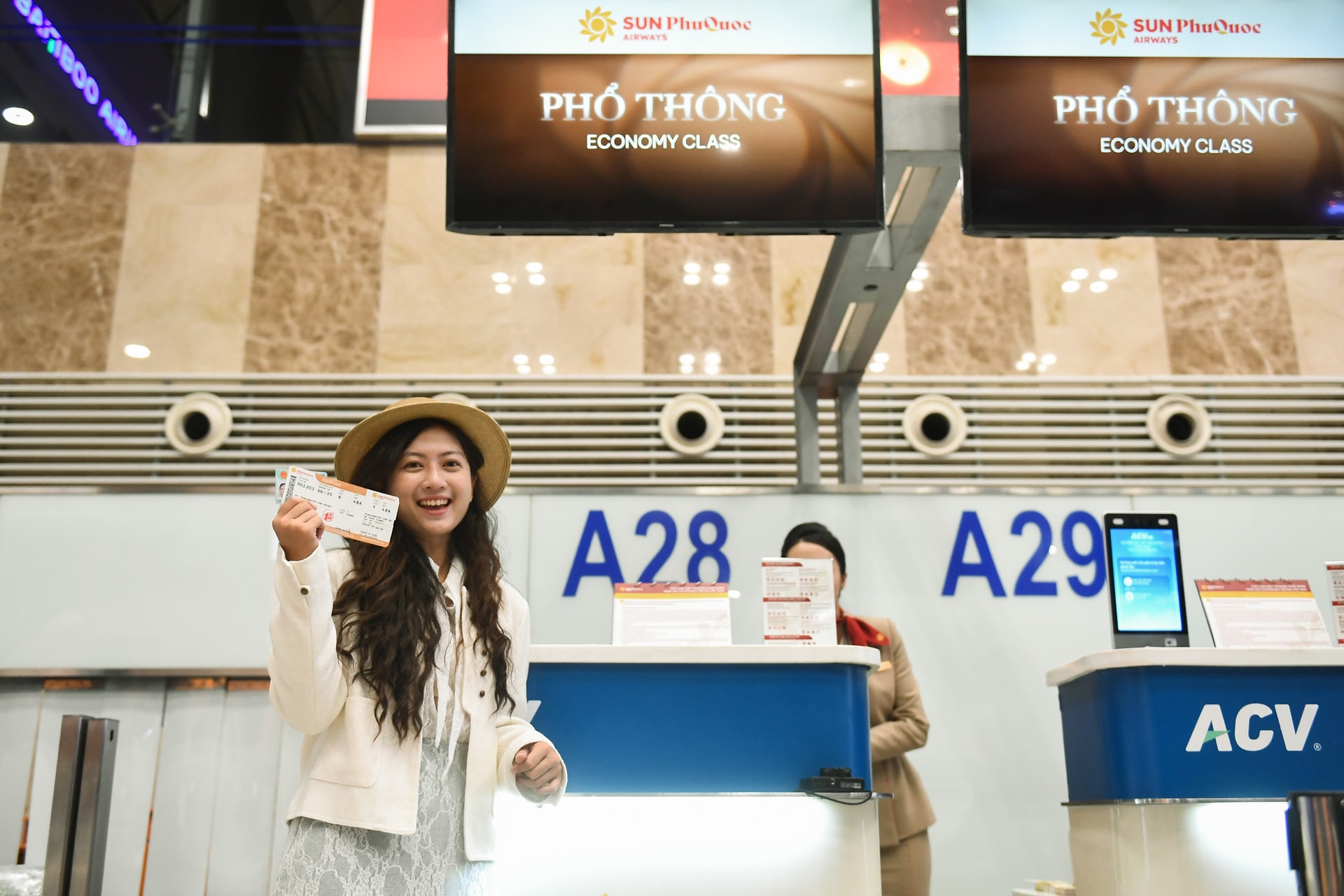 Hành khách làm thủ tục trước chuyến bay với Sun PhuQuoc Ải