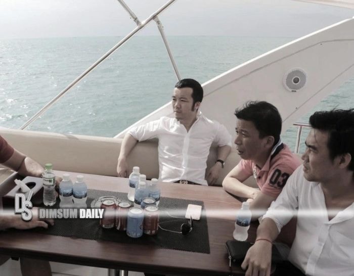  Trần Chí cùng các đồng sự trên thuyền thăm một hòn đảo ở Sihanoukville, Campuchia năm 2017. Ảnh: DimsumDaily.