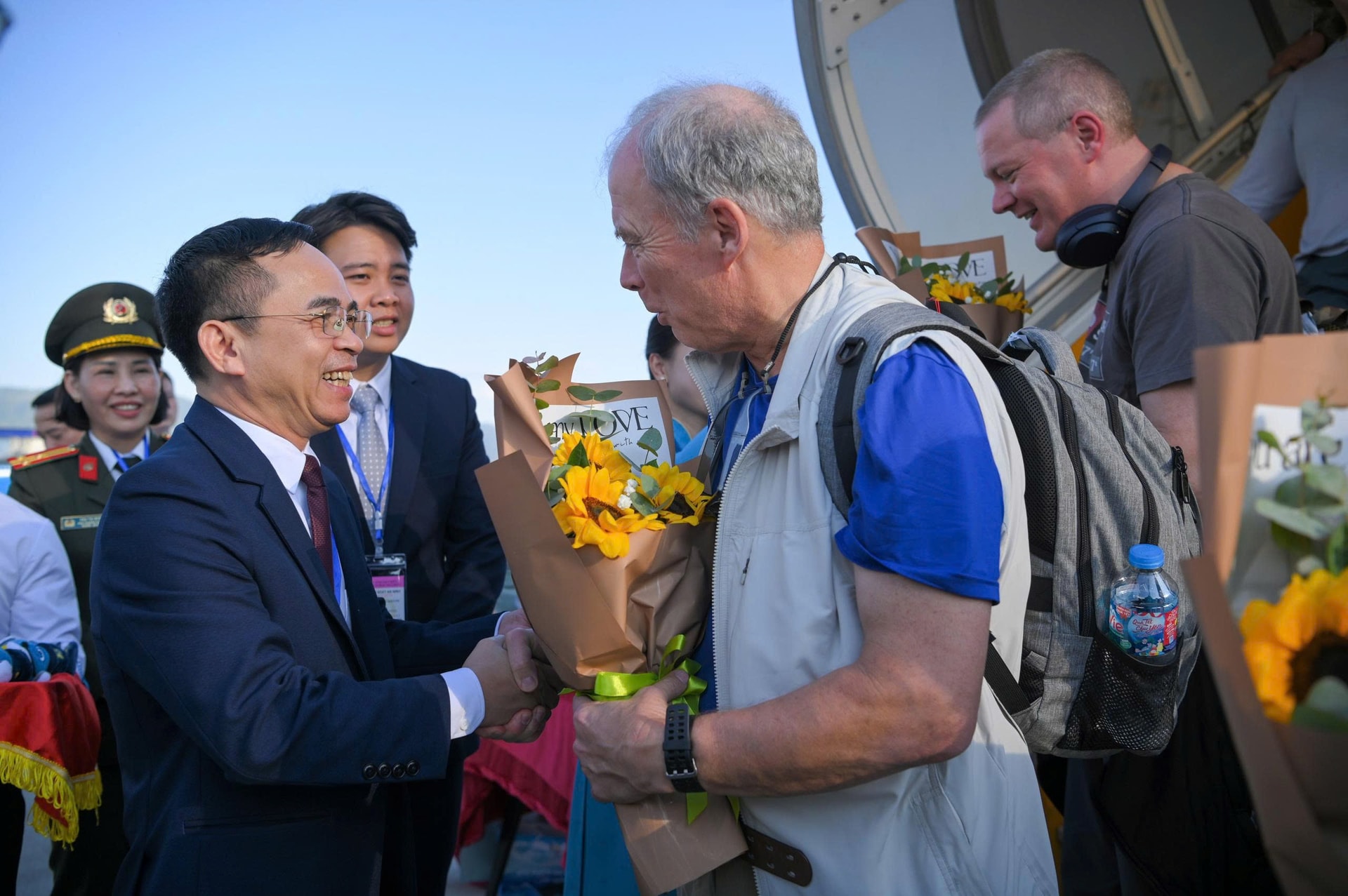 8.3 Những nụ cười rạng ngời trong cuộc hội ngộ đầu tiên của những vị khách tới với Điện Biên bằng đường hàng không