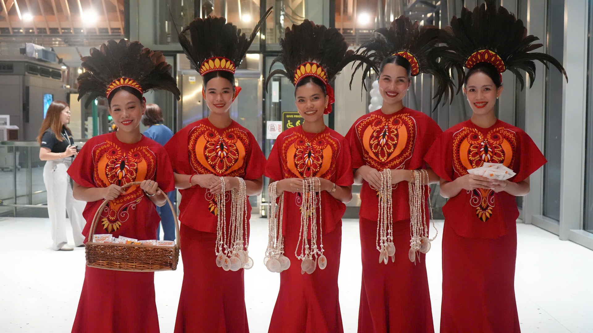 Tại sân bay Cebu, hành khách được chào đón và tặng quà lưu niệm trong không khí đậm bản sắc văn hóa Philippines