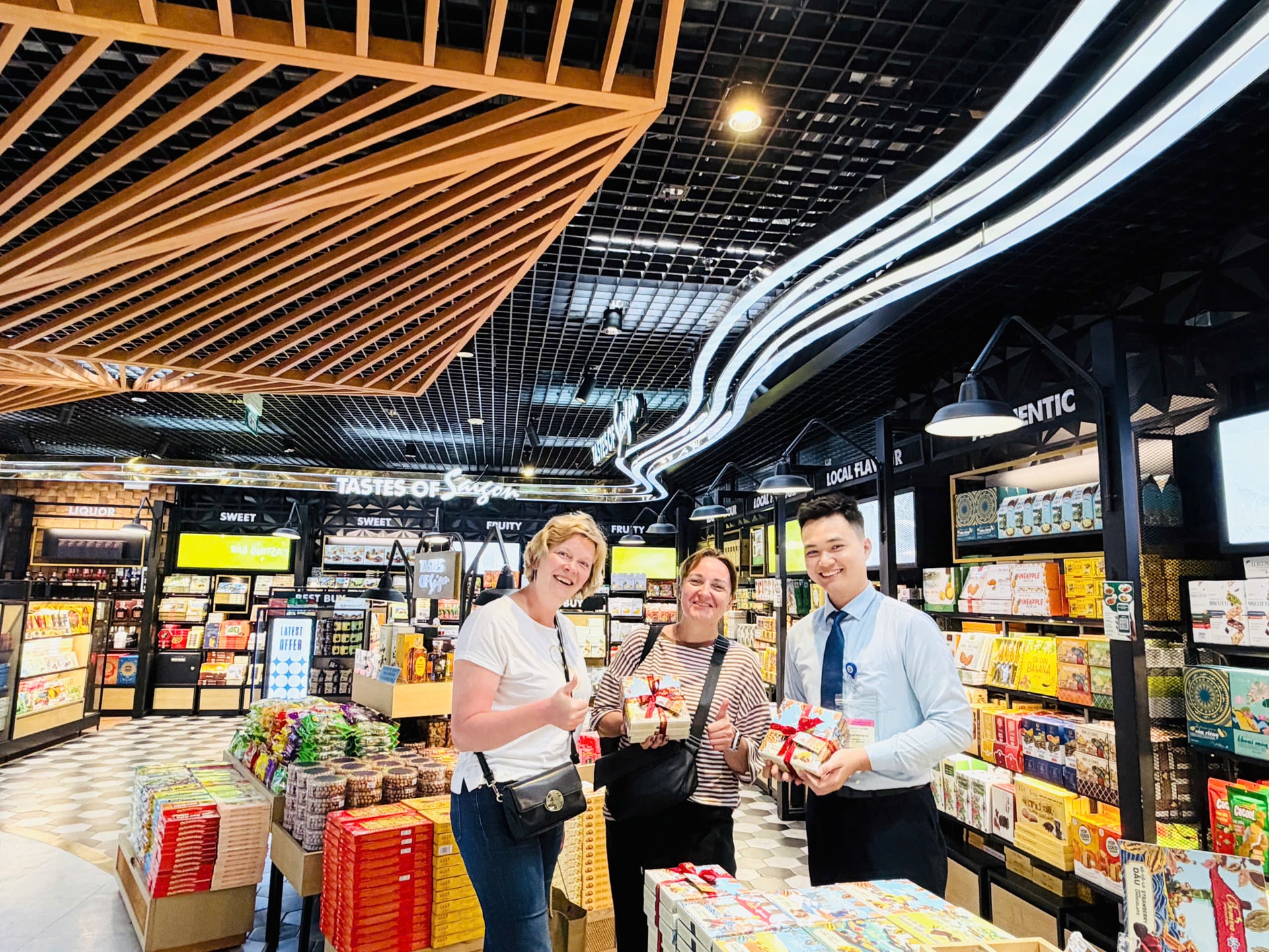 Khách nước ngoài yêu thích đặc sản vùng miền, chocolate Việt Nam (1)