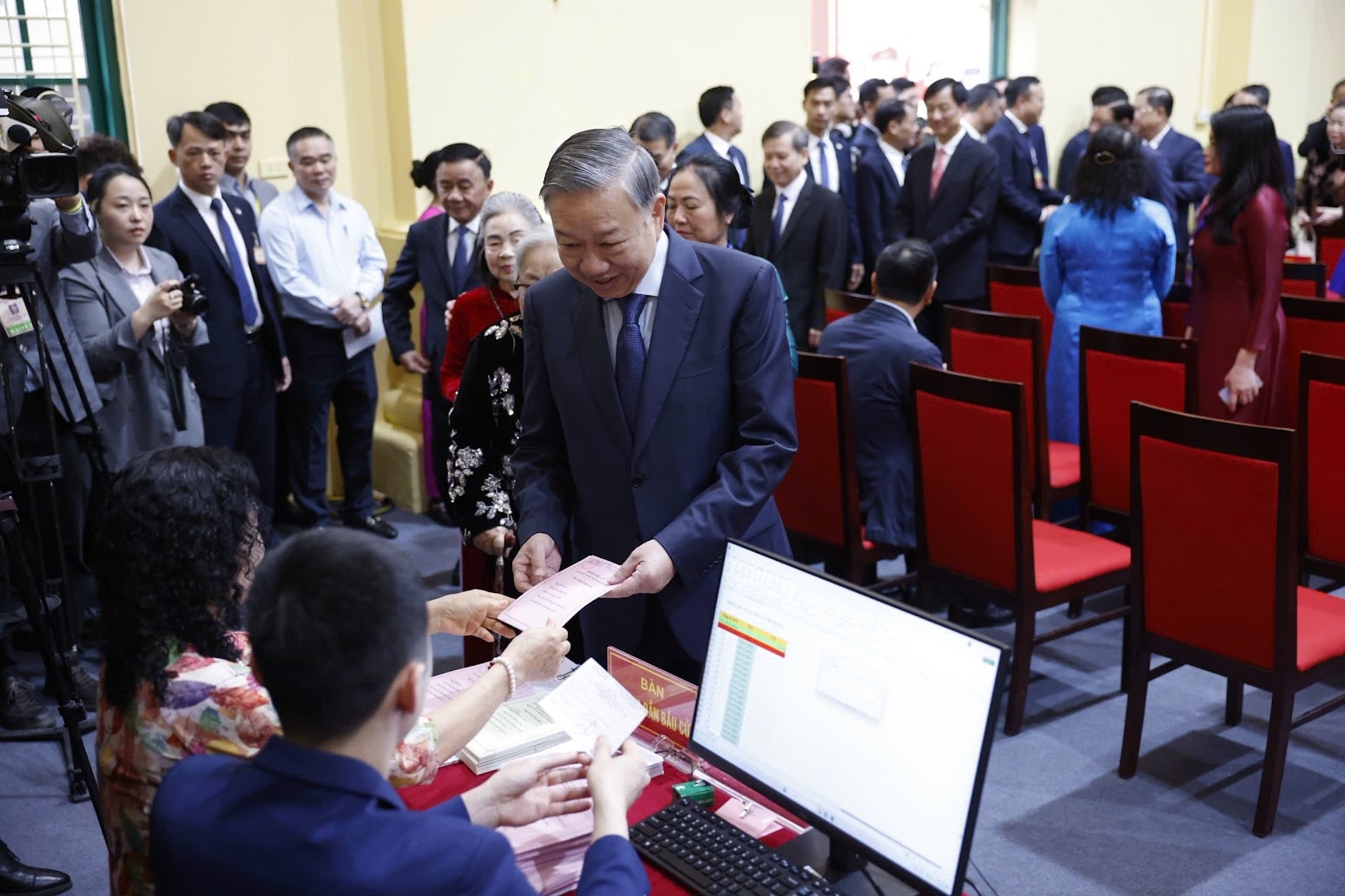 Chùm ảnh: Các đồng chí lãnh đạo Đảng, Nhà nước thực hiện quyền cử tri- Ảnh 2.