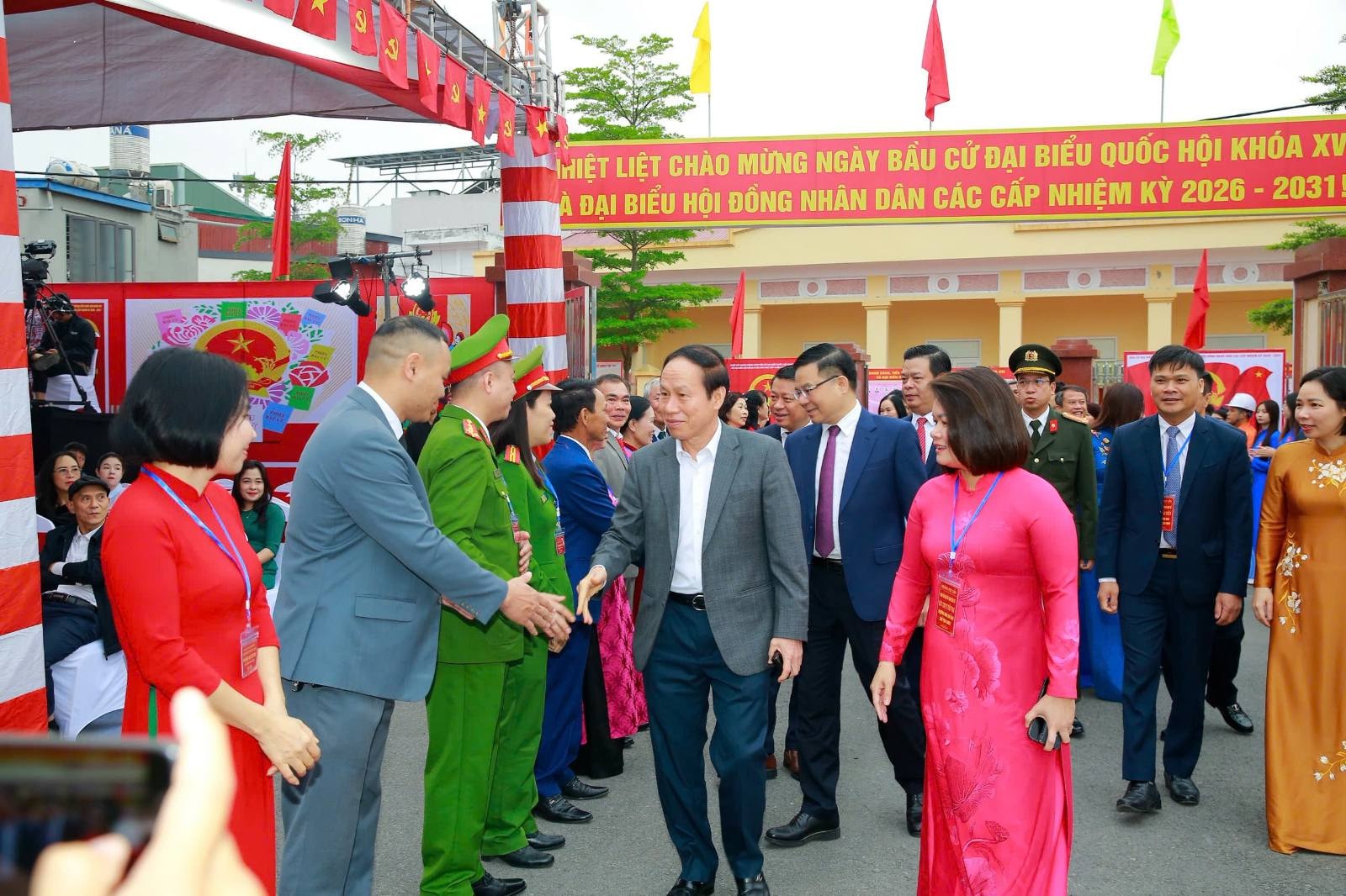 Chùm ảnh: Các đồng chí lãnh đạo Đảng, Nhà nước thực hiện quyền cử tri- Ảnh 28.