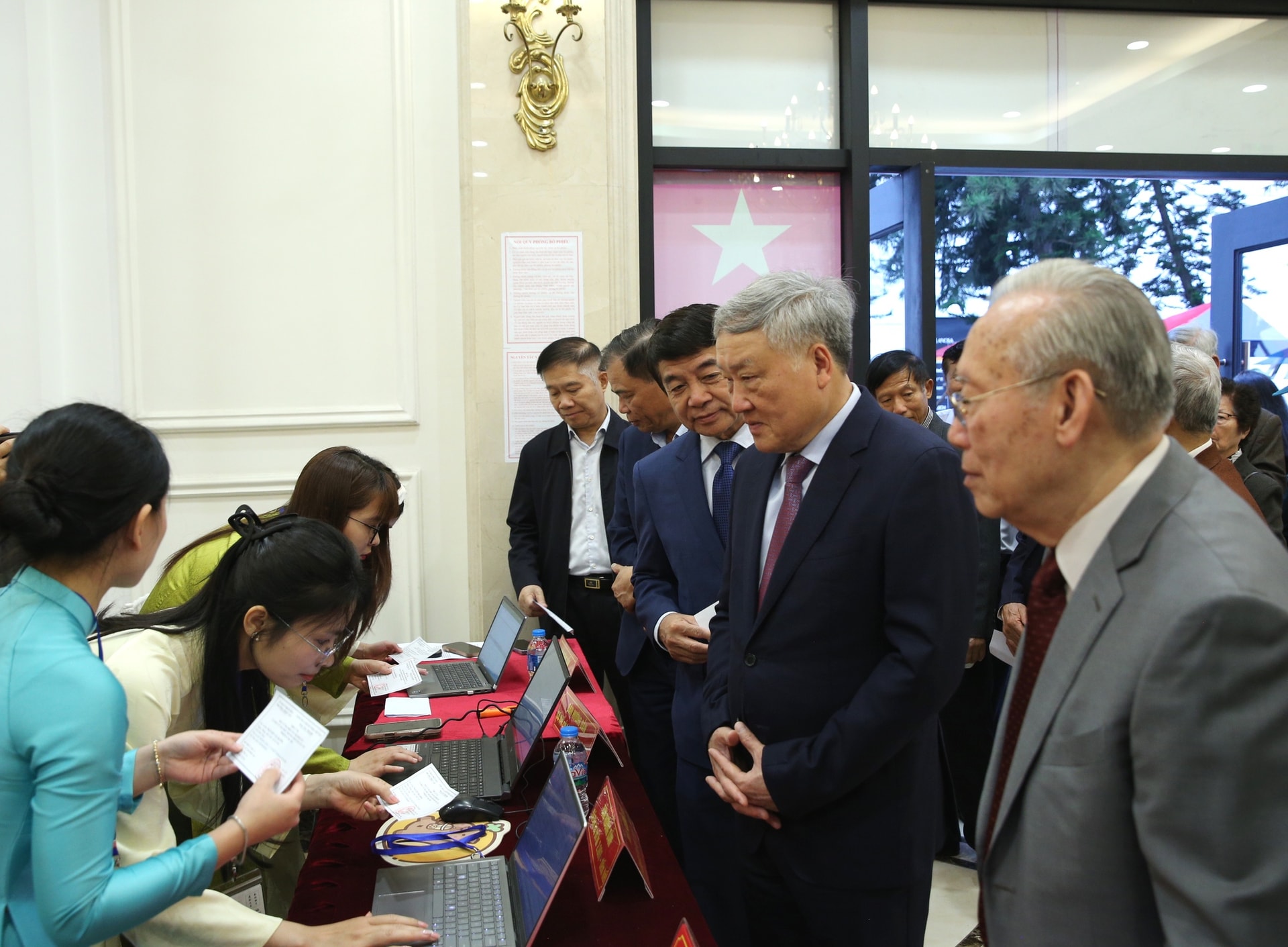 Chùm ảnh: Các đồng chí lãnh đạo Đảng, Nhà nước thực hiện quyền cử tri- Ảnh 13.