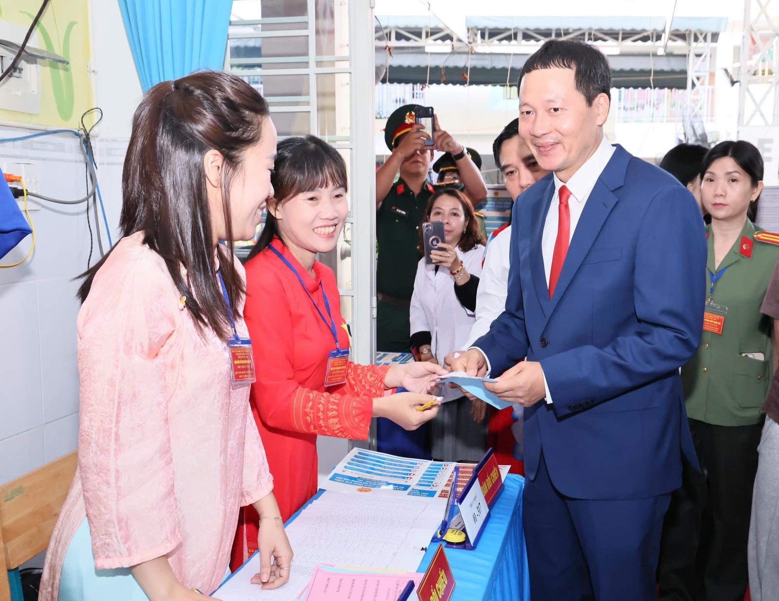 Chùm ảnh: Các đồng chí lãnh đạo Đảng, Nhà nước thực hiện quyền cử tri- Ảnh 30.