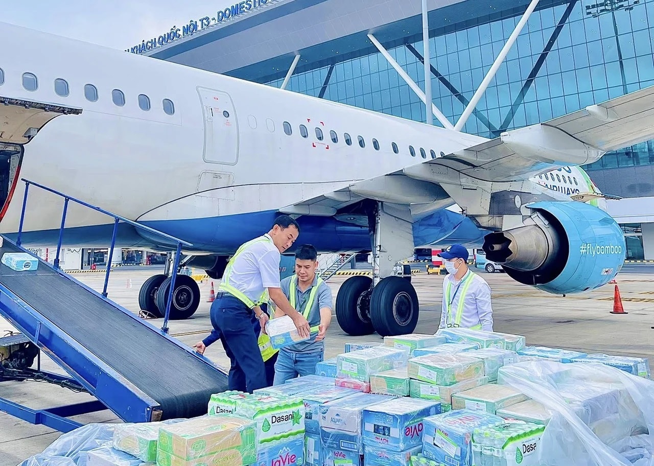 Bamboo Airways Cargo vận chuyển hàng hóa hỗ trợ người dân vùng lũ trong năm 2025. 