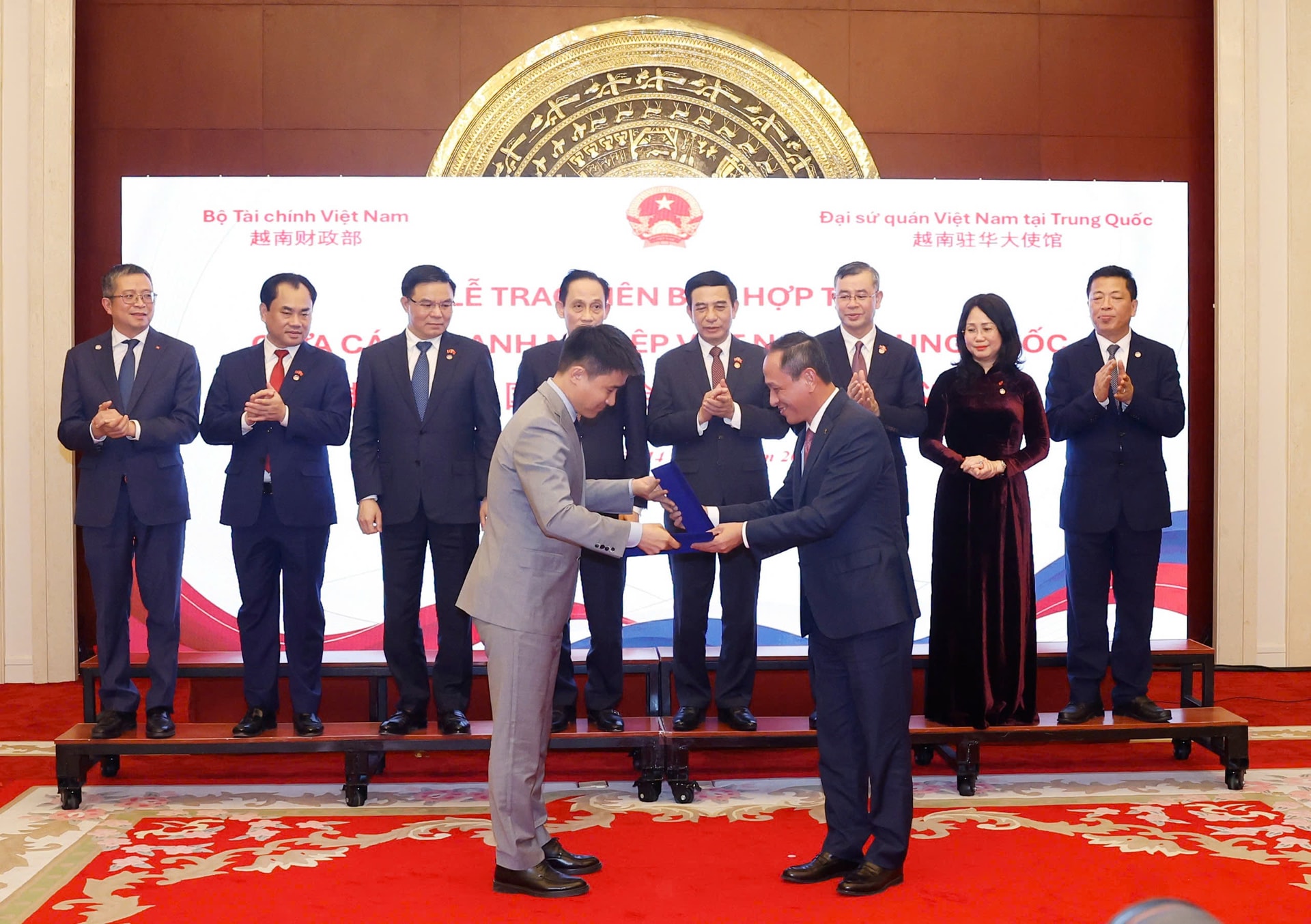 1. Ông Lê Hồng Hà, Tổng giám đốc Vietnam Airlines trao biên bản ghi nhớ với ông Hu Yangyang, Chủ tịch Beijing Shuozoujiuzou Technology Co., Ltd