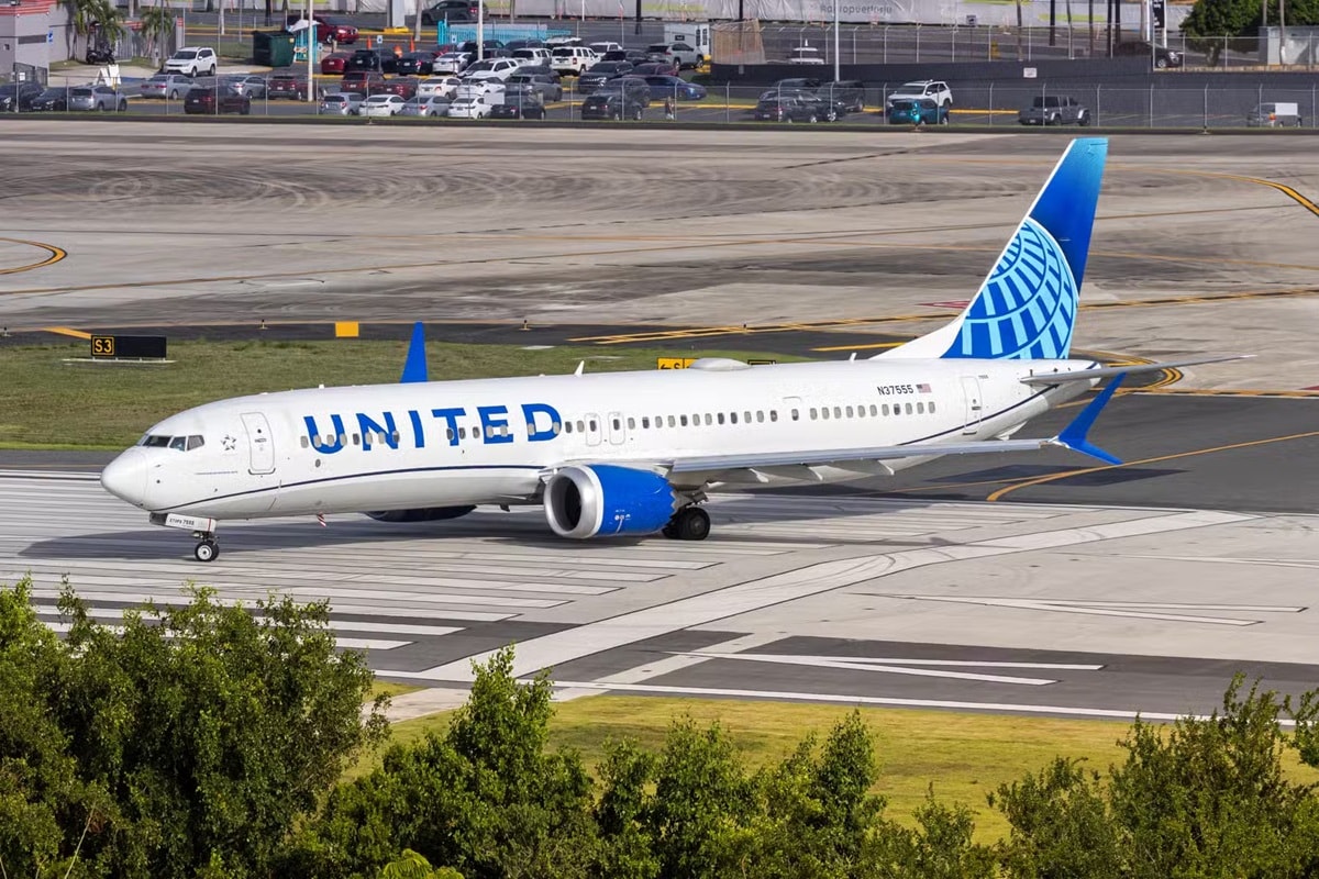 may bay Boeing cua hang united