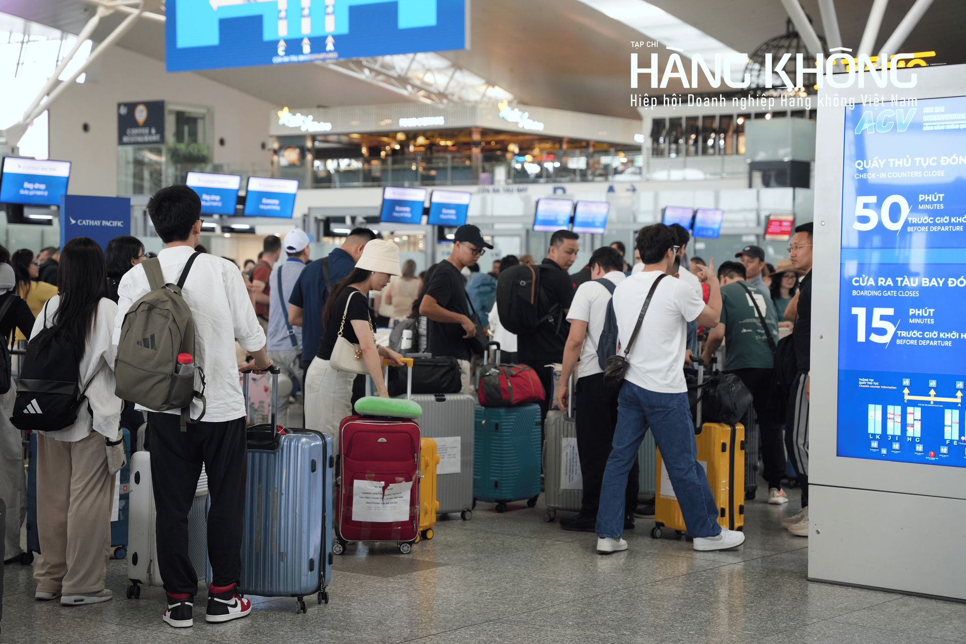 Các khu vực làm thủ tục, kiểm tra an ninh và cửa ra tàu bay duy trì nhịp độ ổn định, hành khách di chuyển thuận lợi trong khung giờ cao điểm.