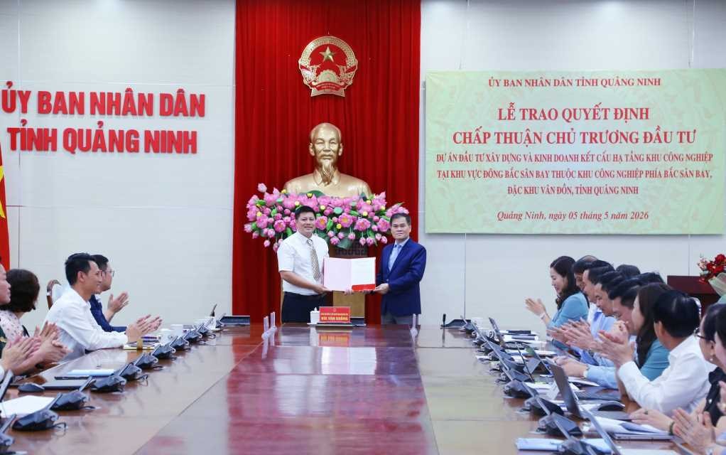 Bat85526Trao quyết định chấp thuận chủ trương đầu tư KCN Đông Bắc sân bay Vân Đồn1