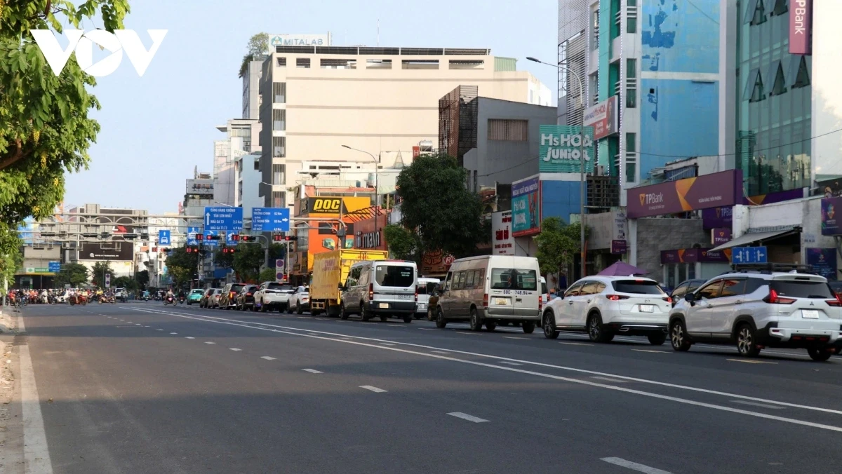 dai_phan_cach_o_giua_duong_cong_hoa_da_duoc_pha_bo_de_tang_them_dien_tich_mat_duong.webp
