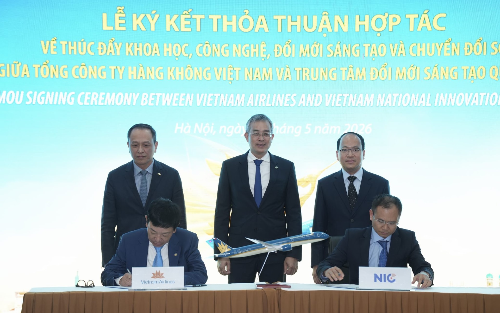 2.-su-kien-danh-dau-buoc-tien-moi-trong-chien-luoc-phat-trien-he-sinh-thai-doi-moi-sang-tao-va-day-manh-ung-dung-cong-nghe-tai-vietnam-airlines-huong-toi-muc-tieu-tro-thanh-hang-2048x1283.jpeg