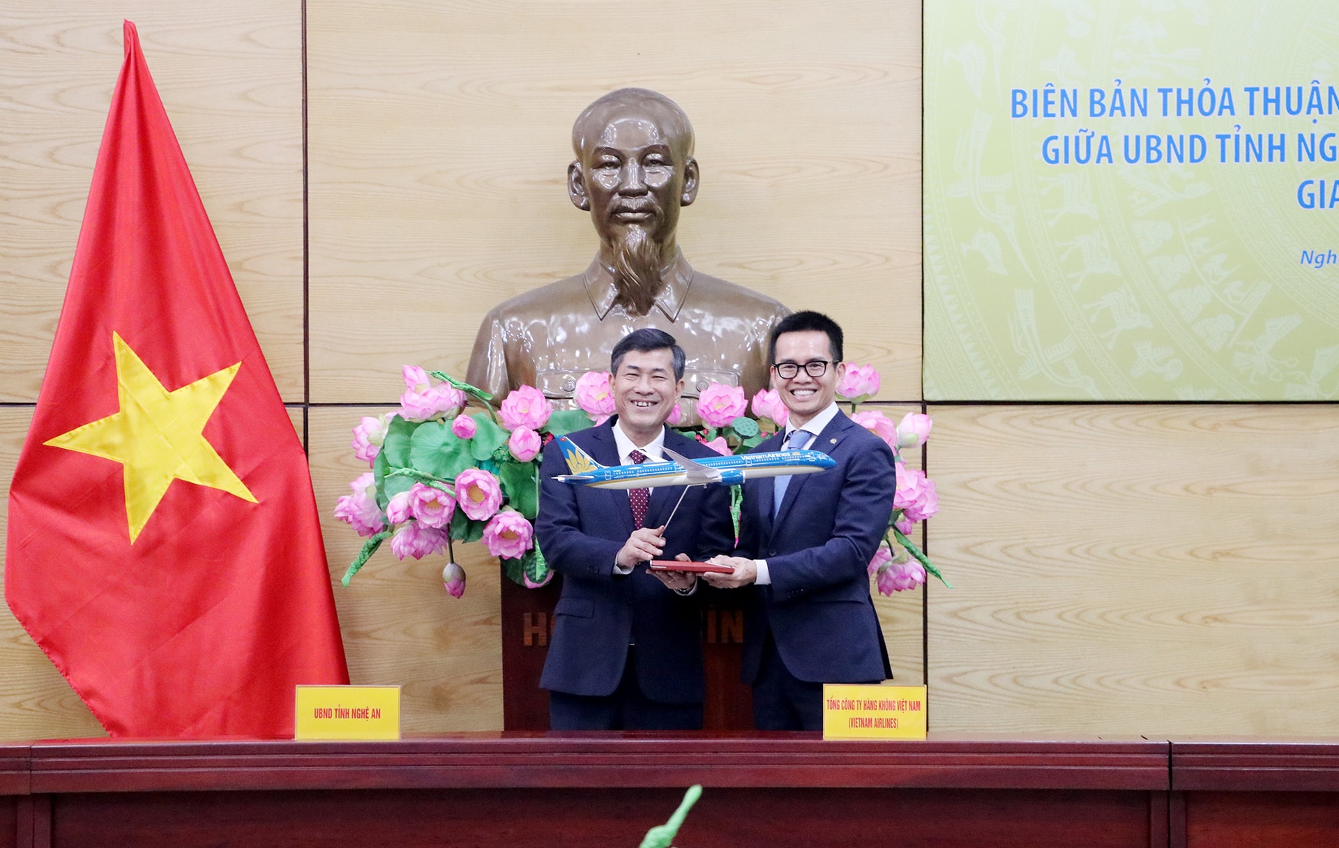 Lãnh đạo UBND tỉnh và lãnh đạo Vietnam Airlines tặng quà lưu niệm cho nhau