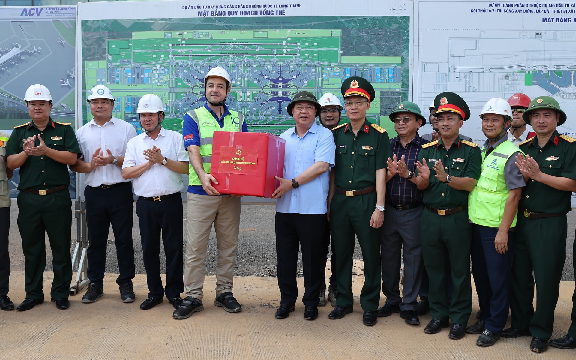 bcp.cdnchinhphu.vn-334894974524682240-2026-5-23-_tang-qua-dong-vien-o-long-thanh-17795377599181841125486.jpg