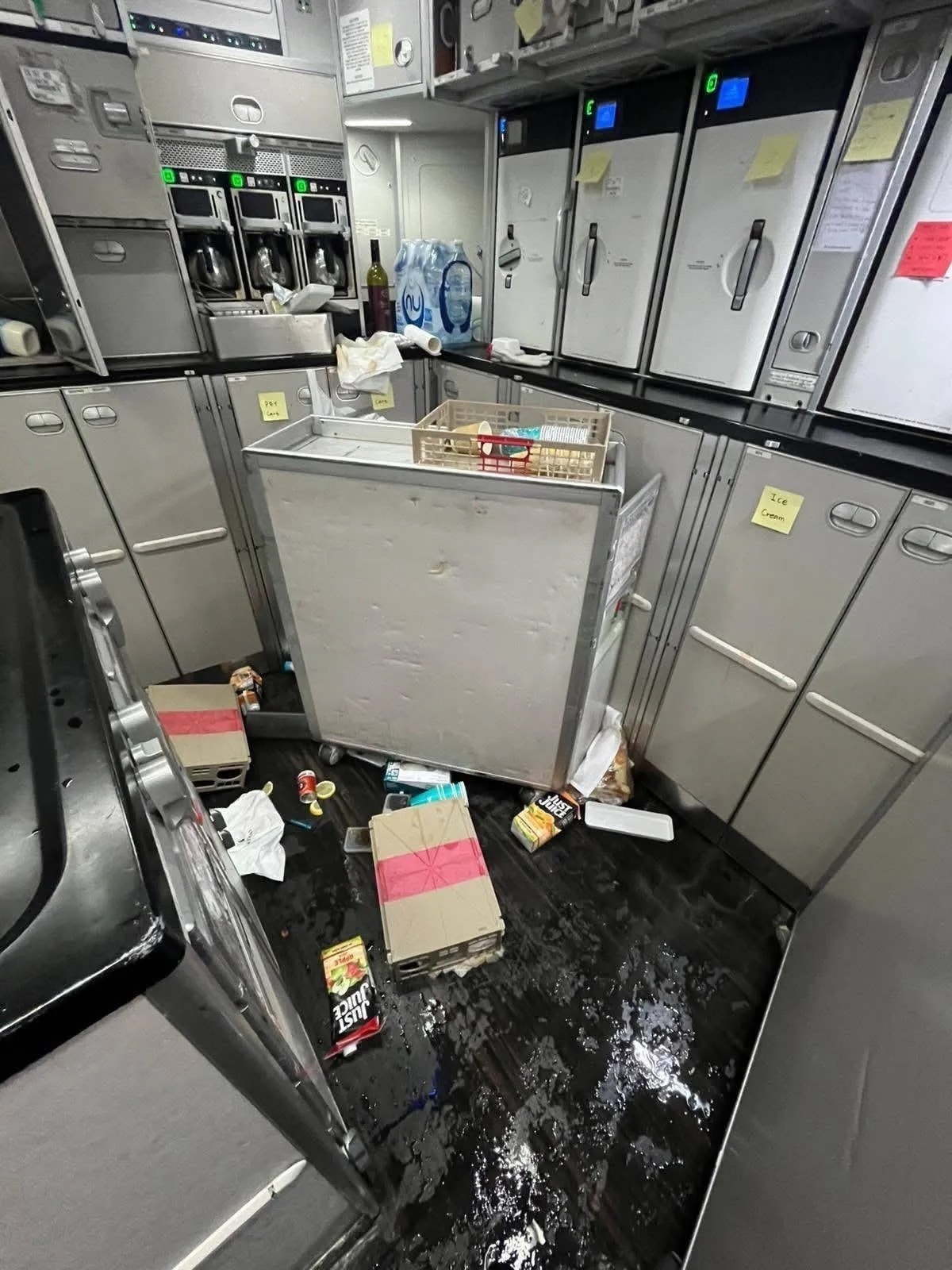 10 nguoi bi thuong tren chuyen bay
