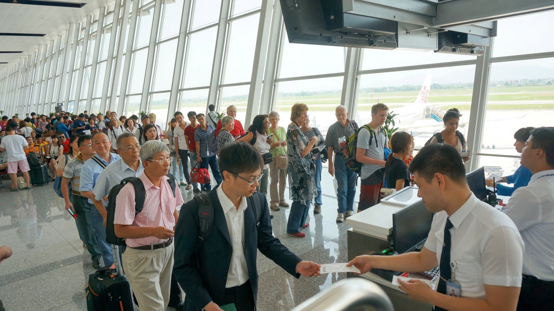 mot-so-hinh-anh-ve-no-luc-phuc-vu-hanh-khach-hoat-dong-bay-nhon-nhip-tai-cang-hkqt-noi-bai-5-17442615326651205641678.jpg